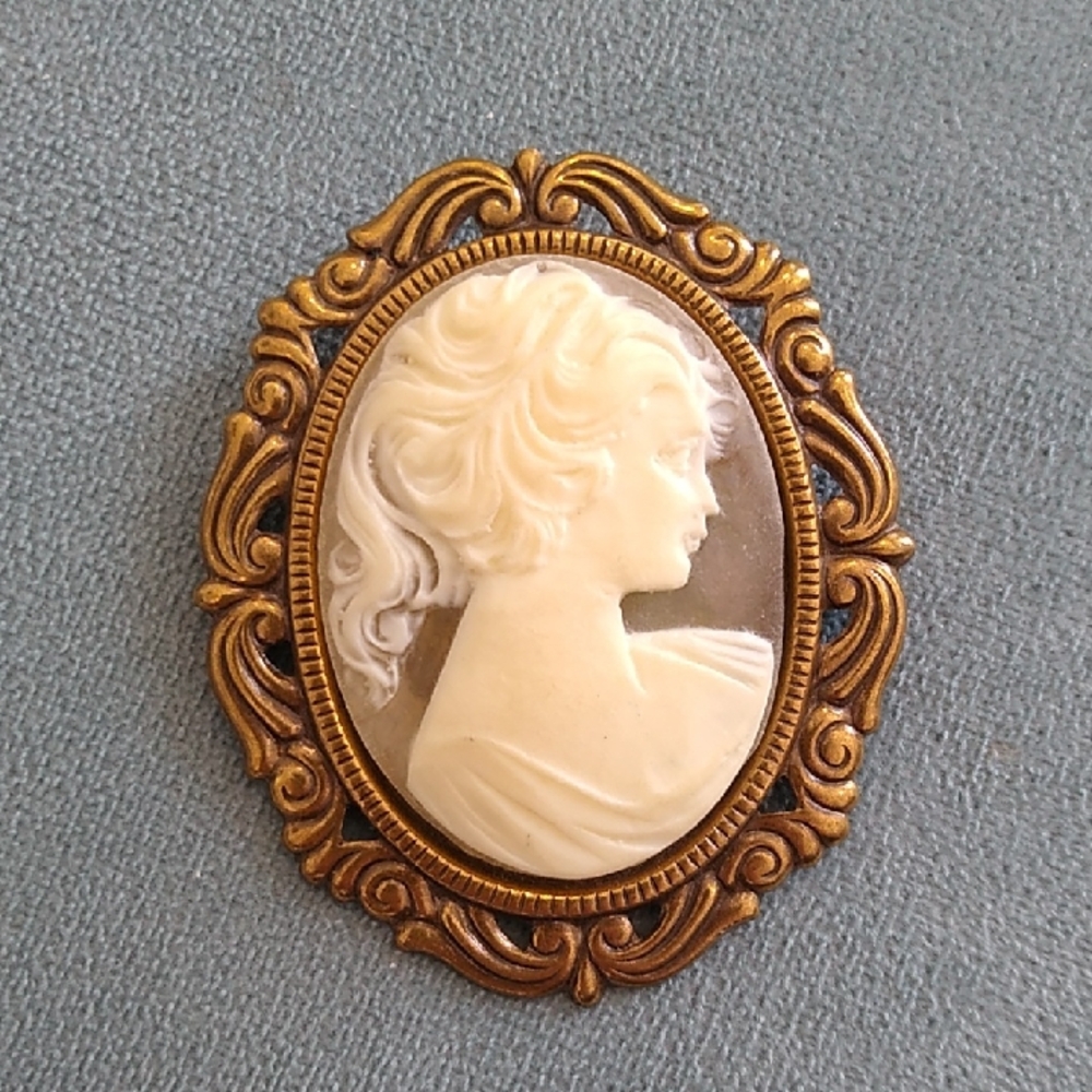 Gold Cream Cameo Brooch